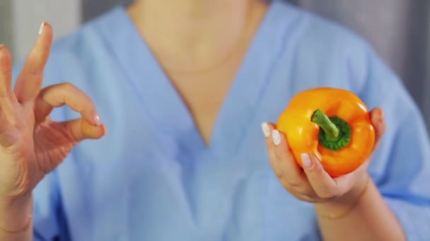 Gele Paprika Vrouwelijke Handen Hand Toont Close — Stockvideo