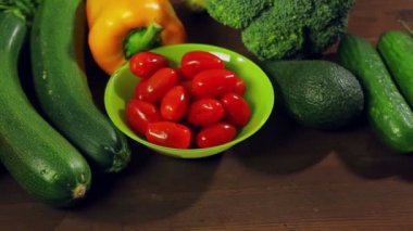 Taze sebzeler biber, brokoli, avokado, ahşap bir masada kabak. Close