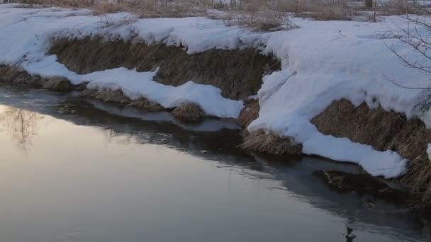 Vroege lenteochtend op de rivier. In het water, de rijzende zon wordt weerspiegeld uit de waternevel stijgt — Stockvideo