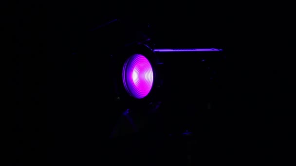 Le projecteur de profil modifie automatiquement les rayons lumineux. — Video