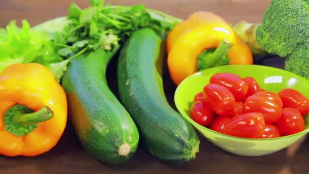Wooden Table Fresh Vegetables Zucchini Broccoli Lettuce Avocado Cucumbers Pepper — Stock Video