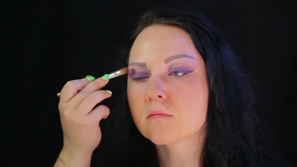 Vrouw brunette met make-up Paarse oogschaduw — Stockvideo