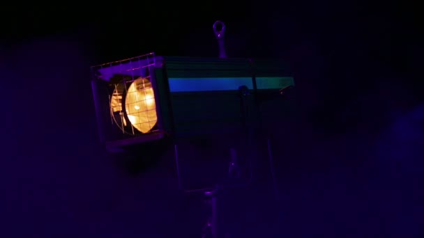 Сліпучий жовтий промінь театрального профілю прожектор в хмарах диму на сцені — стокове відео