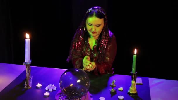 En el salón mágico, el gitano lee el futuro sobre piedras blancas en una bocanada de humo — Vídeo de stock