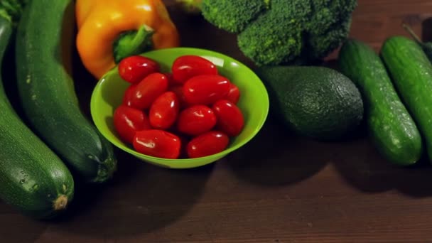 Verduras frescas pimienta, calabacín, tomates en una mesa de madera — Vídeo de stock