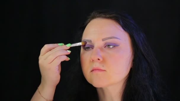 Mujer morena con maquillaje de ojos sombra púrpura — Vídeos de Stock