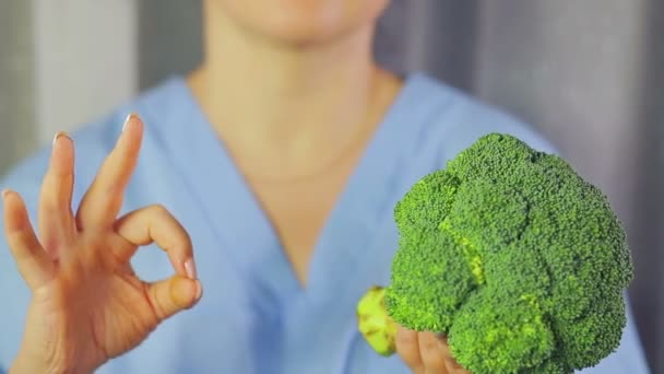 In female hands broccoli. Hand shows OK. — Stock Video