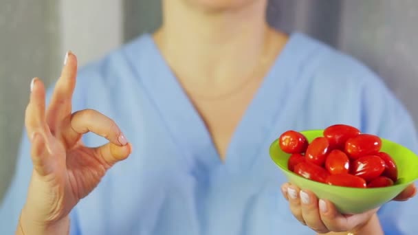 In den Händen der Frauen Kirschtomaten. Hand zeigt ok. — Stockvideo