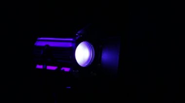 Profil spot ışığı otomatik olarak ışık ışınlarını değiştirir