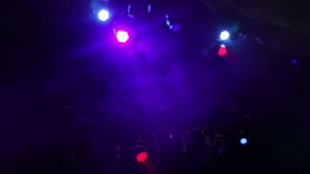 在烟雾云中，不同颜色的专业灯光在舞台闪烁，模糊不清 — 图库视频影像