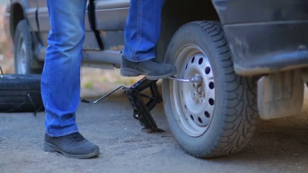 Homme mécanicien automobile dévisse écrous au volant d'une voiture avec une clé . — Video