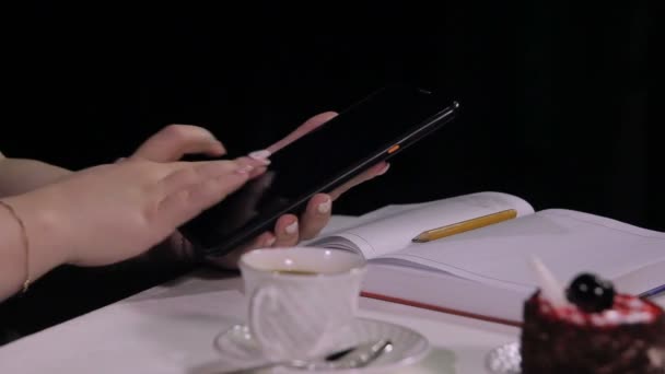 Aan een tafel in een café werken dames handen op de Tablet — Stockvideo