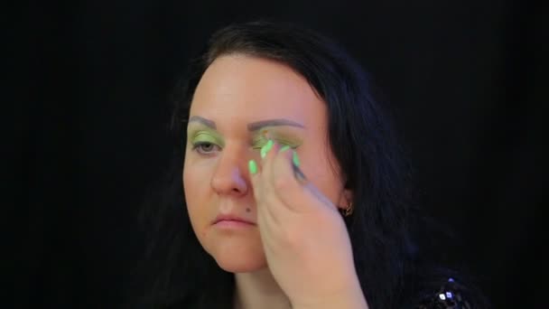 Brunetka dělá make-up zelenými stíny — Stock video