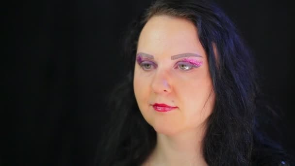 Mujer morena con ojo brillante listo y maquillaje de labios — Vídeos de Stock