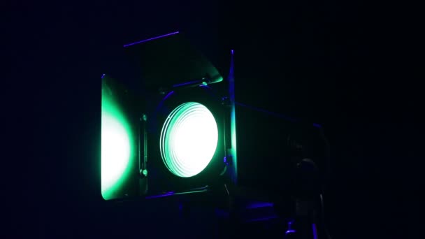 Het theater profiel Spotlight op het podium verandert automatisch kleuren — Stockvideo