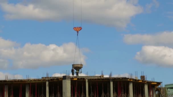 Construção do guindaste da torre sobre a construção do edifício com trabalhadores no telhado. Desfasamentos temporais — Vídeo de Stock