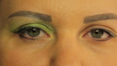 Parlak yeşil gölgeler ile boyalı kadın gözleri bir göz.