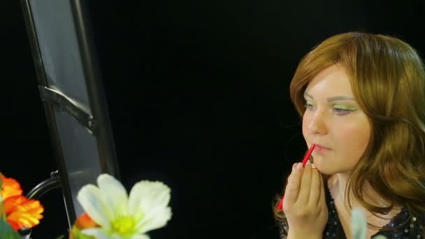 Soyunma odasında kızıl saçlı oyuncu sahneye gitmeye hazırlanıyor dudak makyajı kırmızı ruj yapar — Stok video