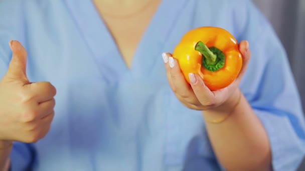 Gele peper in vrouwelijke handen. Hand toont klasse — Stockvideo