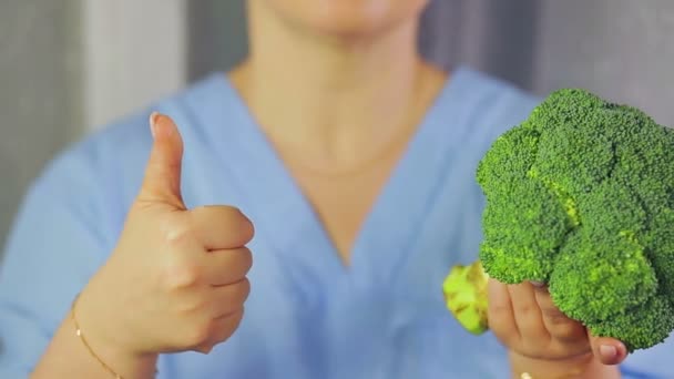 In weiblichen Händen Brokkoli. Hand zeigt Klasse — Stockvideo