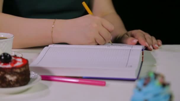 Női kezek az asztalnál egy kávézóban, a tablettával dolgoznak.. — Stock videók