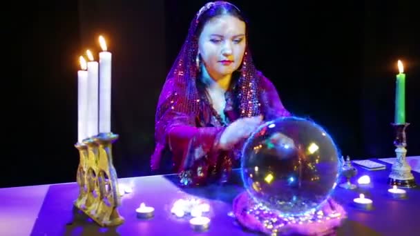 魔术师沙龙的吉普赛人对水晶球感到惊奇，谢克尔标志出现在水晶球上 — 图库视频影像