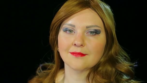 Темноволоса актриса в роздягальні готується до виступу — стокове відео