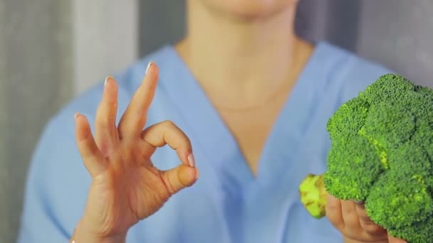 En manos femeninas brócoli. Muestra la mano OK — Vídeos de Stock