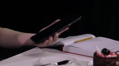 Bir kafede bir masada kadınların elinde tablet üzerinde çalışıyoruz. Close