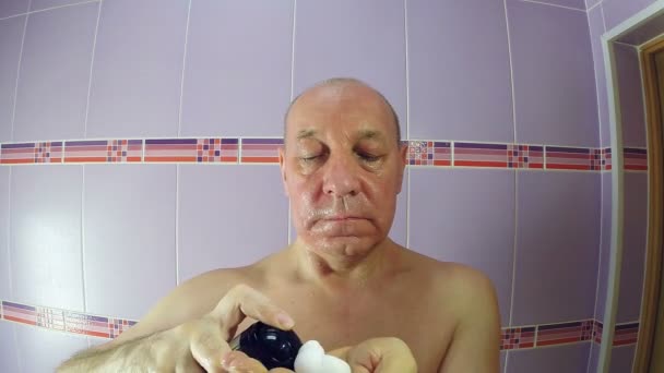 Homme Dans Salle Bain Met Mousse Raser Sur Son Visage — Video