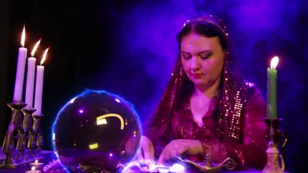 मैजिकस्की सैलून में एक जिप्सी एक क्रिस्टल गेंद पर चमत्कार करती है और इसमें एक दिल का संकेत दिखाई देता है . — स्टॉक वीडियो