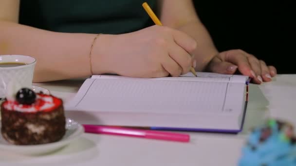 Womens hands at a table in a cafe working with the tablet. — 비디오