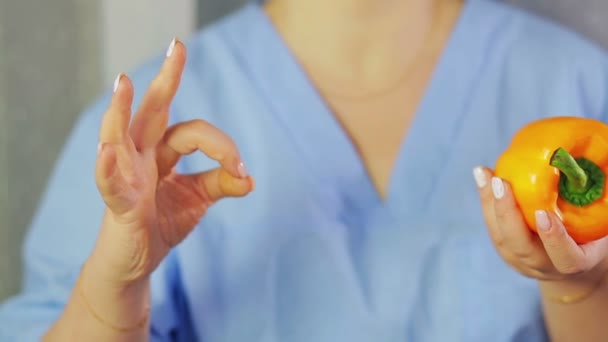 Yellow pepper in female hands. Hand shows OK — 비디오