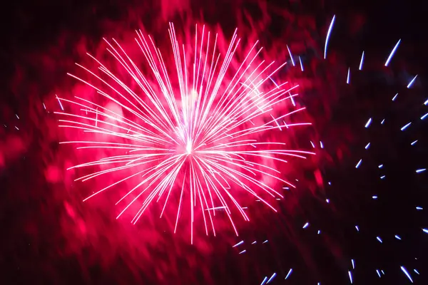 Gece gökyüzünde şenlikli havai fişek mor kıvılcım.