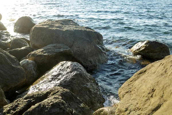 Stony shore in the morning sun. Horizontal frame — Stock Photo, Image