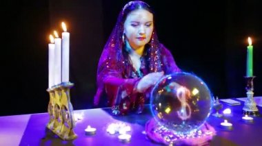 Sihirli bir salonda bir çingene kadın kristal bir top üzerinde tahmin ve bir dolar işareti görünür.