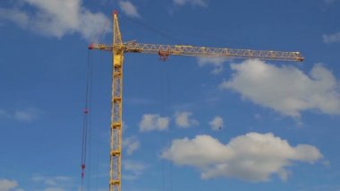 Çatıda işçilerle birlikte binanın inşaatında kule vinç üzerinde inşaat çalışmaları devam ediyor. Zaman turları.