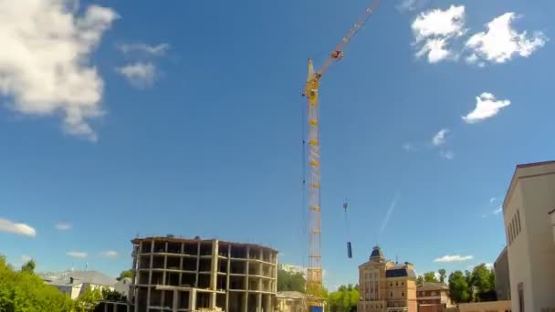 Trabajos de construcción del edificio utilizando una grúa torre. Vueltas de tiempo — Vídeos de Stock