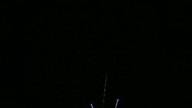 Karanlık gece gökyüzünde şenlikli bir selam saçılması