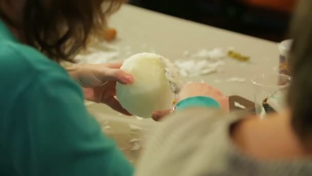 女性はおもちゃのためのはさみ泡で切り、それに丸い形を与える — ストック動画