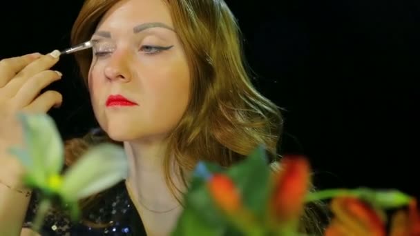Rothaarige Schauspielerin in der Garderobe macht Augen-Make-up mit silbernem Glanz und bereitet sich auf die Bühne vor — Stockvideo