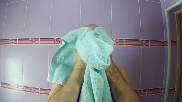 Un uomo in bagno si pulisce il viso con un asciugamano dopo barba — Video Stock