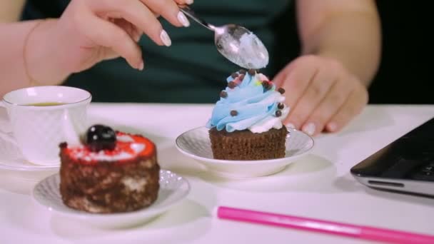 Kvinna händer på en svart bakgrund i caféet för ett glas ta en kopp kaffe och en sked med dessert — Stockvideo