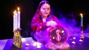 Sihirli bir salonda bir çingene kadın duman puffs bir kristal top üzerinde tahmin ve bir dolar işareti görünür.