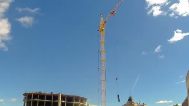 Prace budowlane przy budowie budynku za pomocą żurawia wieżowego. Czas okrążeń — Wideo stockowe