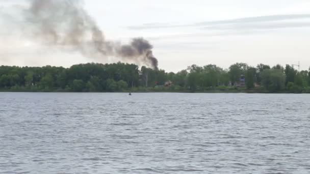 Fumo e fuoco nella foresta vicino a un grande fiume — Video Stock