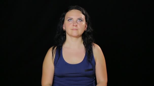 Een jonge vrouw doet oefeningen met haar ogen op en neer. — Stockvideo
