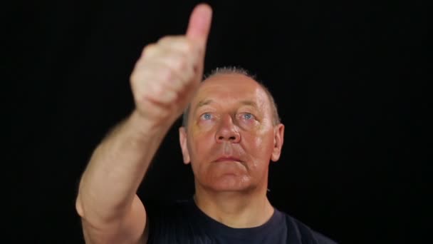 Um homem faz exercícios para os olhos segurando e distanciando o dedo — Vídeo de Stock