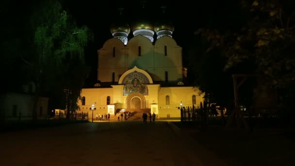 Catedral da Assunção na cidade de Yaroslavl crepúsculo. Rússia, a cidade de Yaroslavl, o aterro do rio Volga em 25 de maio de 2019 . — Vídeo de Stock