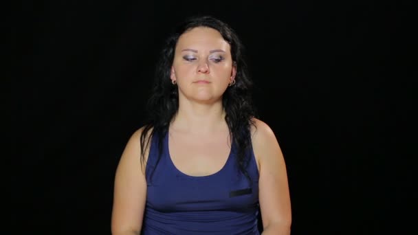 Młoda kobieta robi ćwiczenia z oczami od rogu do rogu — Wideo stockowe